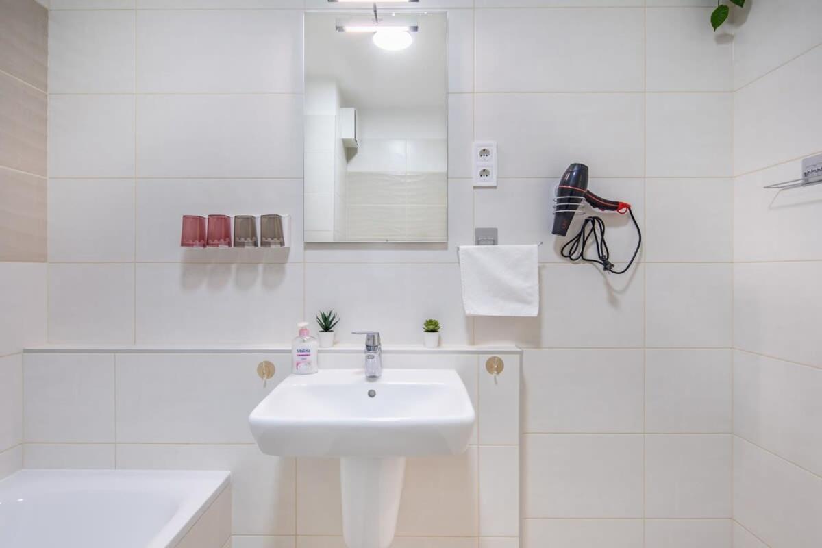 Central - New - Cozy Stay บูดาเปสต์ ภายนอก รูปภาพ
